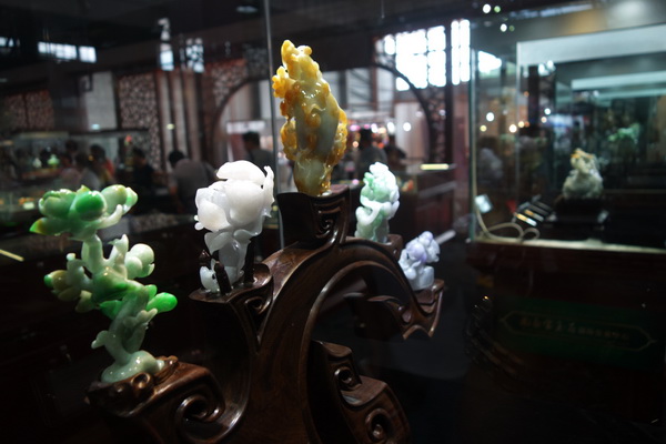 Jade carving works at Yunnan Cultural Industry Expo