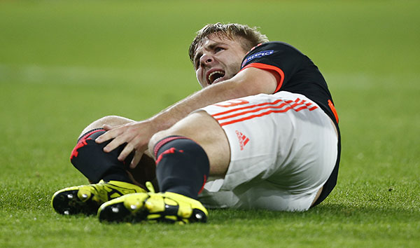 United's Shaw suffers double leg fracture at PSV