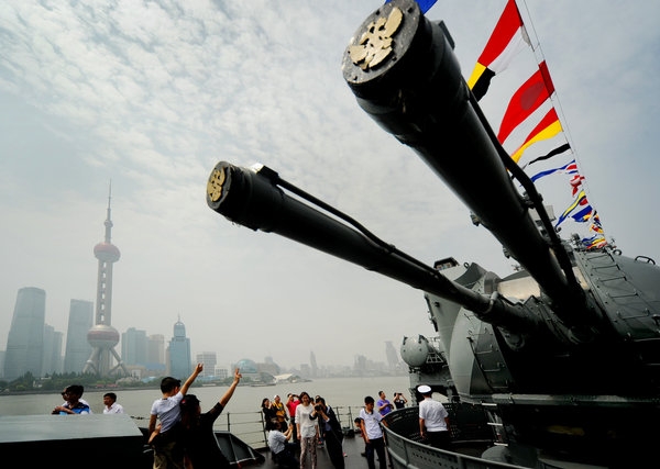 Shanghai crowds flock to China, Russia battleships