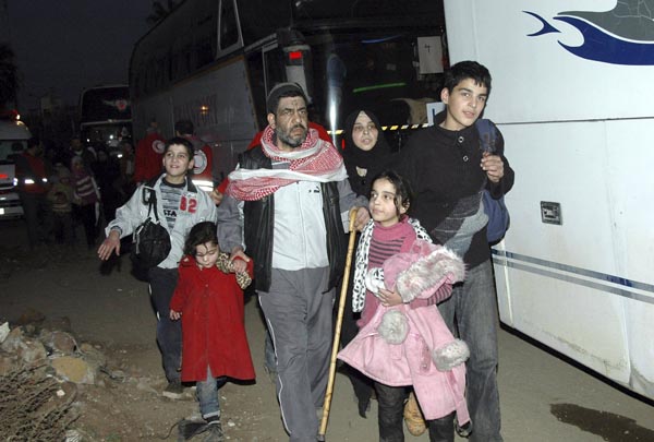 600 evacuated from blockaded Syrian city of Homs