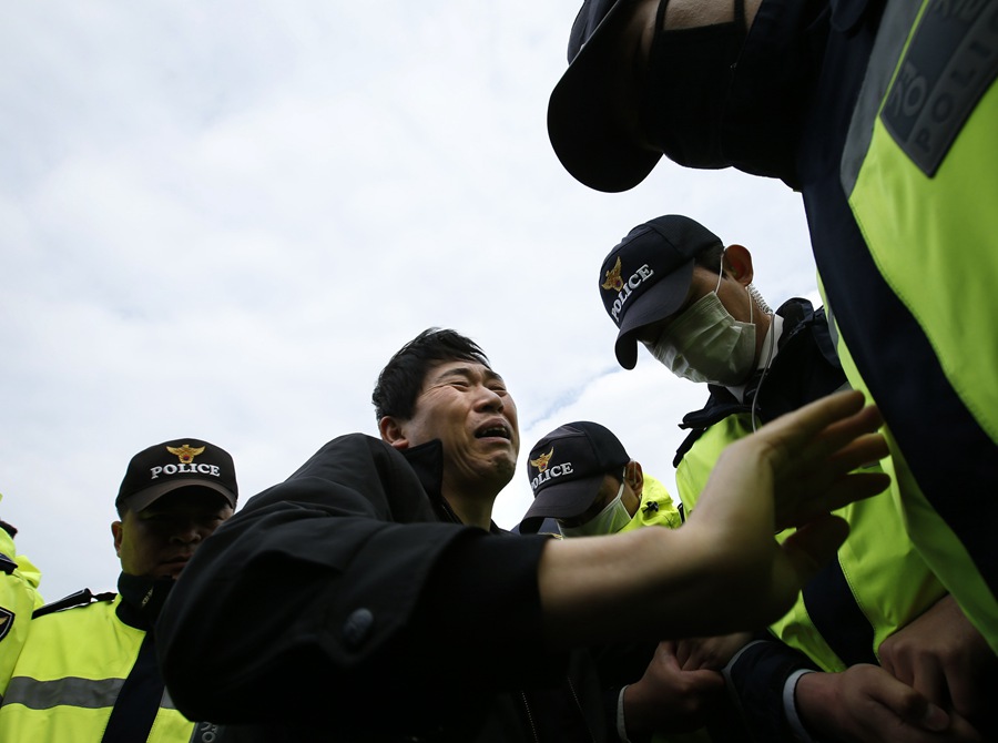 Angry relatives clash with S.Korea police