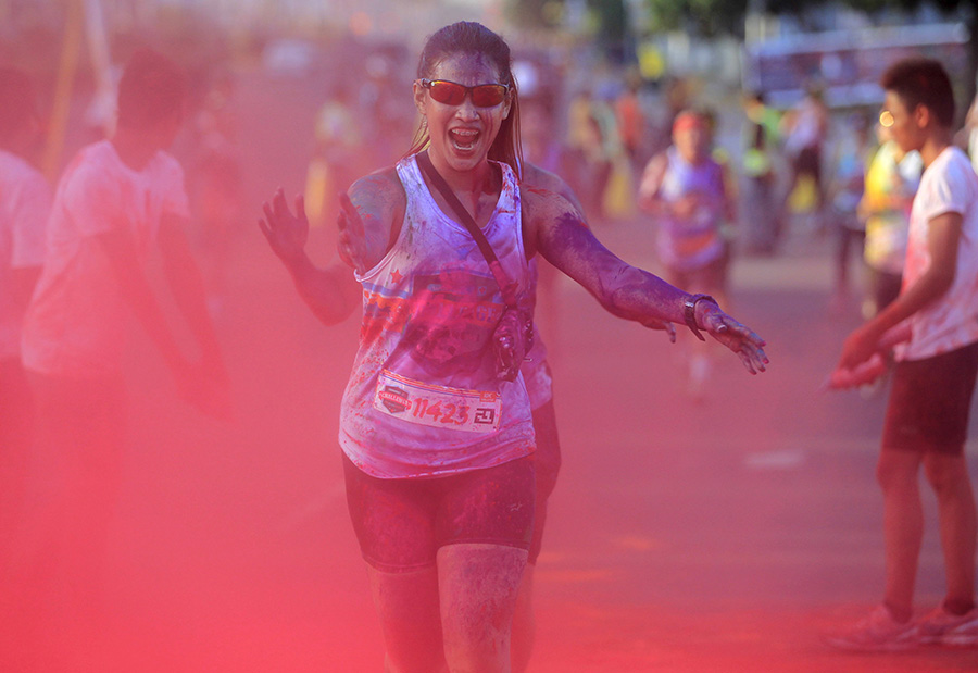 Color run illuminates Paris