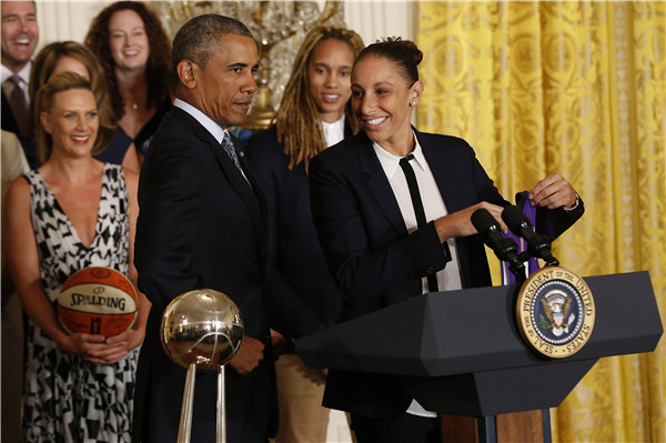 Obama honors 2014 WNBA champion Phoenix Mercury