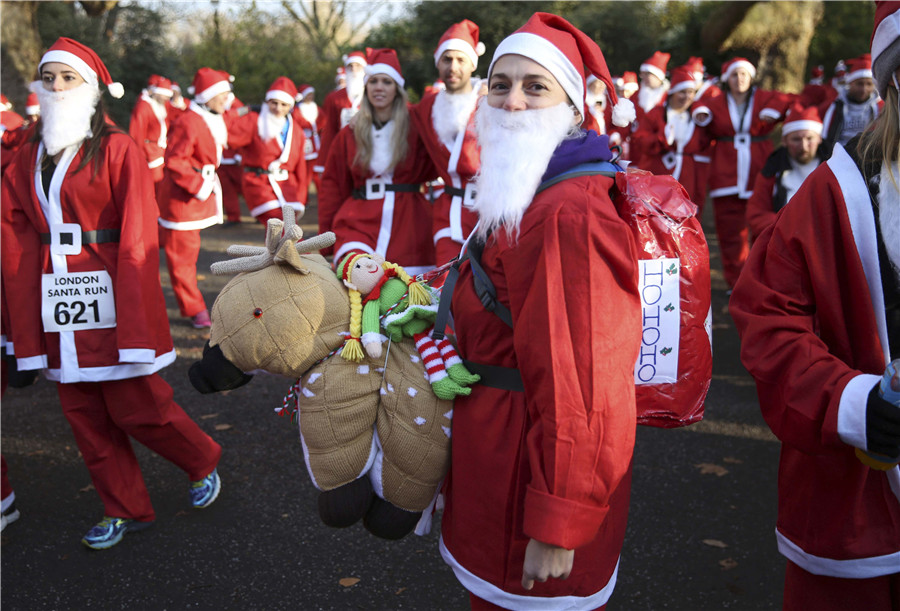 Thousands take part in Santa Run in London