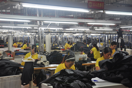 Delegations visit clothes factory in Weifang
