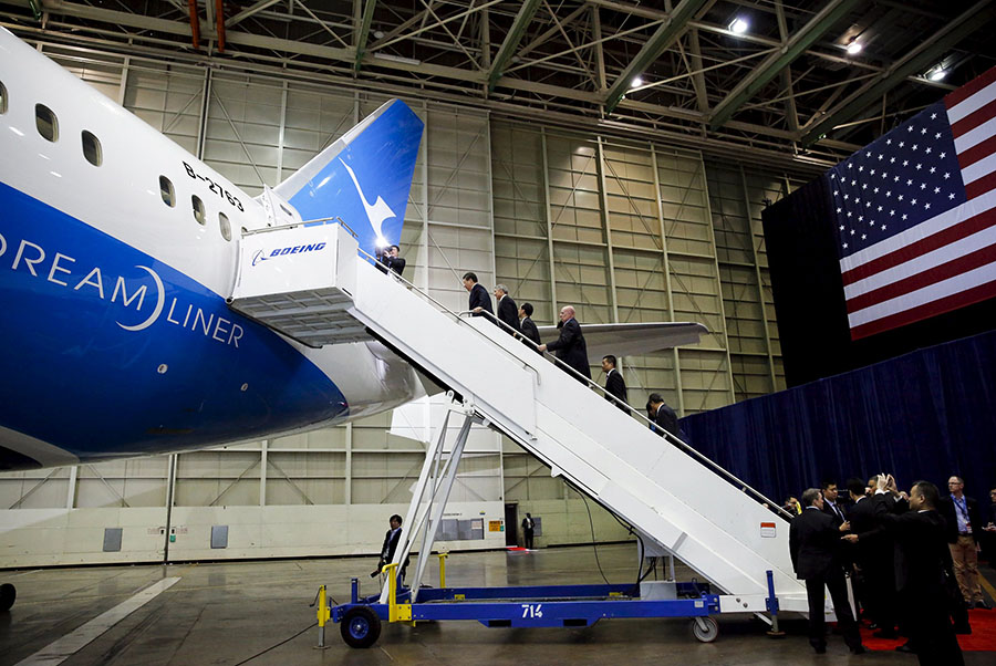 President Xi visits the Boeing assembly line in the US