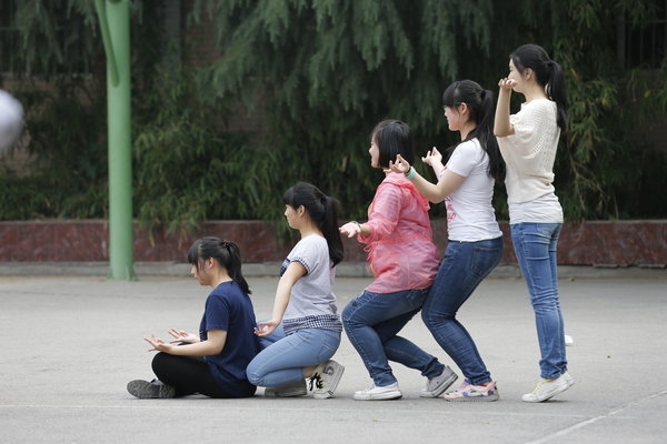 Photo opps for China's new grads