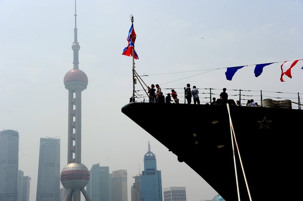 Shanghai crowds flock to China, Russia battleships