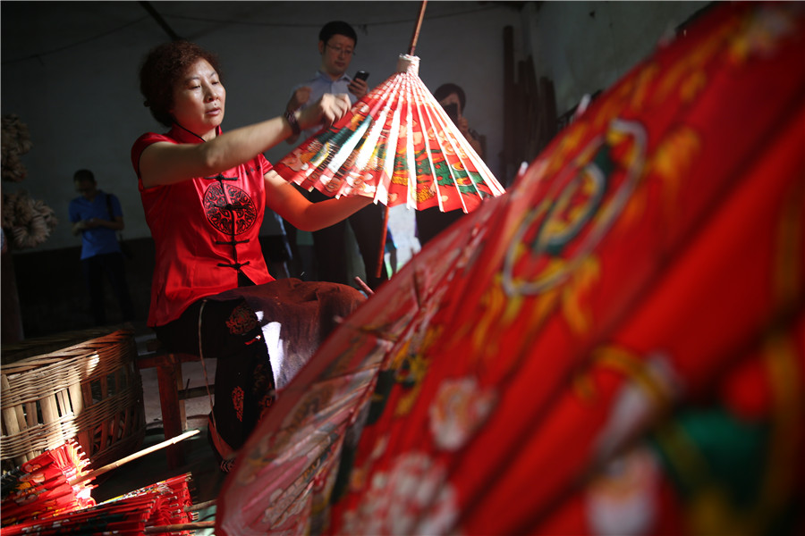 Traditional oil paper umbrellas shine in modern age