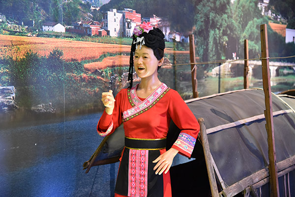 Yizhou draws visitors with Zhuang folk songs