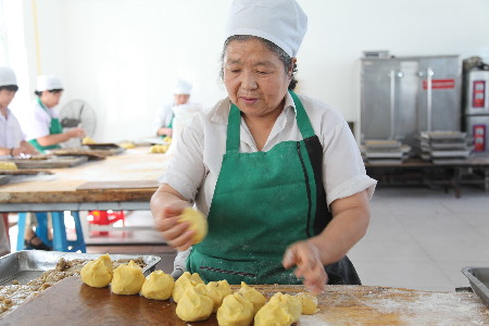 月饼老字号逆袭 好吃便宜是最大卖点