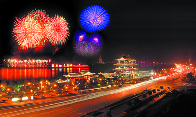 湘江焰火再燃两岸消费热情 吸引千万游客观赏