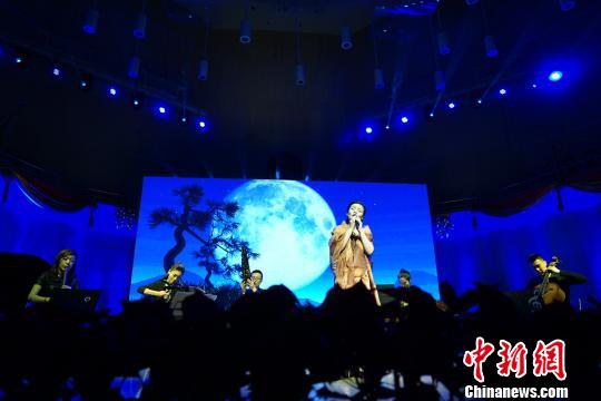 北京大学生音乐节开幕 龚琳娜等献唱