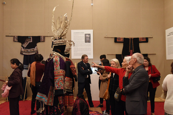 Chinese ethnic costumes on display in Paris