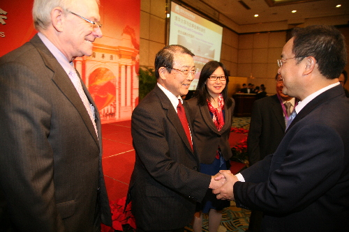 Kang Kejun meets representatives