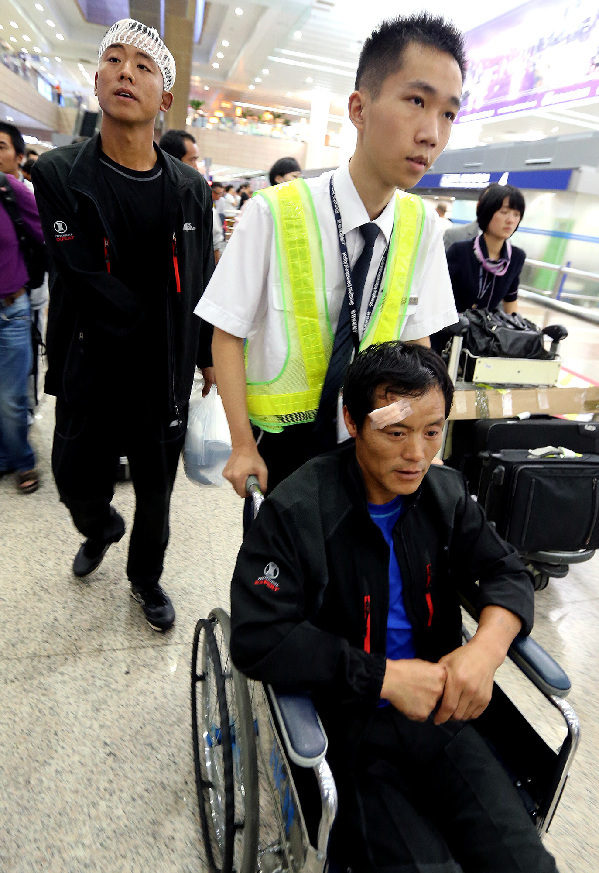 CHINA-SHANGHAI-RESCUED FISHERMEN-RETURN (CN)