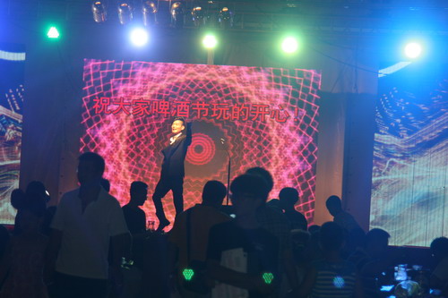 Artists stage performances in Qingdao Beer City