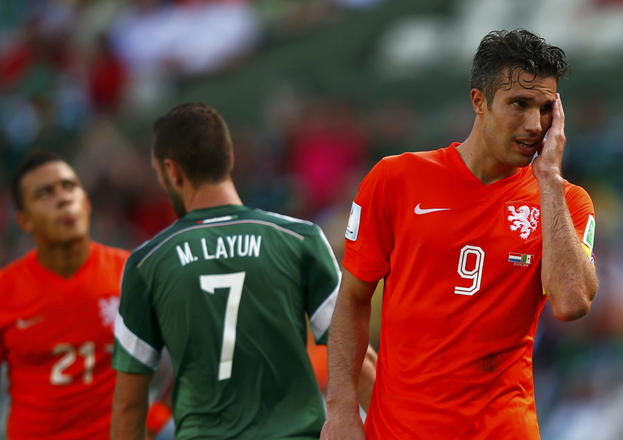 Huntelaar penalty gives Dutch last-gasp 2-1 win