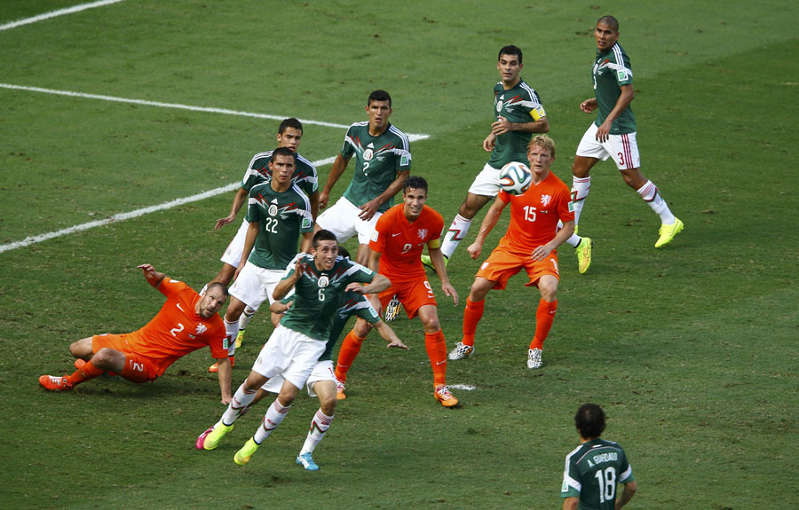 Huntelaar penalty gives Dutch last-gasp 2-1 win