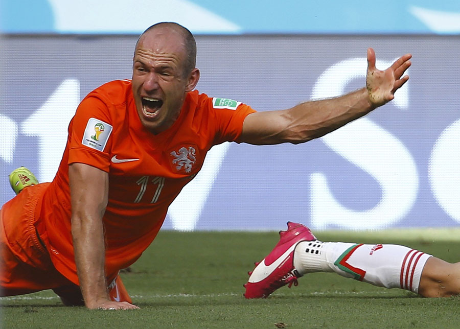 Huntelaar penalty gives Dutch last-gasp 2-1 win