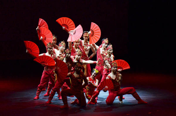 Chinese acrobatics dazzles South Korean audience with tour show