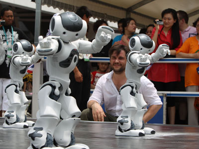 20 robots show dance moves at France Pavilion 
