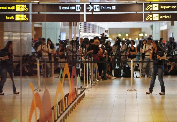 AirAsia plane with 162 on board missing in Indonesia