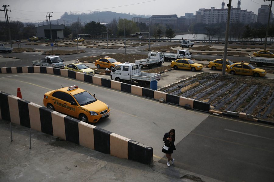 Chinese who want driver's licenses get them cheap in S. Korea