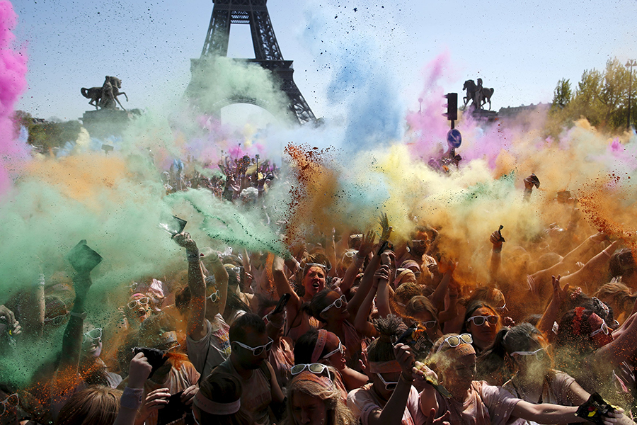Color run illuminates Paris