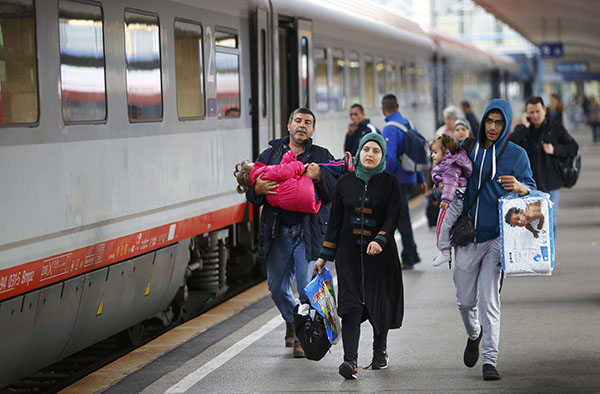 Orderly German welcome masks chaos for refugees